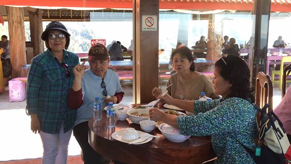 ร้านอาหารภูคูนเพียงฟ้า เมืองภูคูน สปป.ลาว