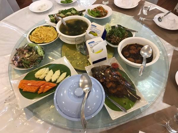 อาหารมื้อเย็น โรงแรมทวีสุข วังเวียง สปป.ลาว